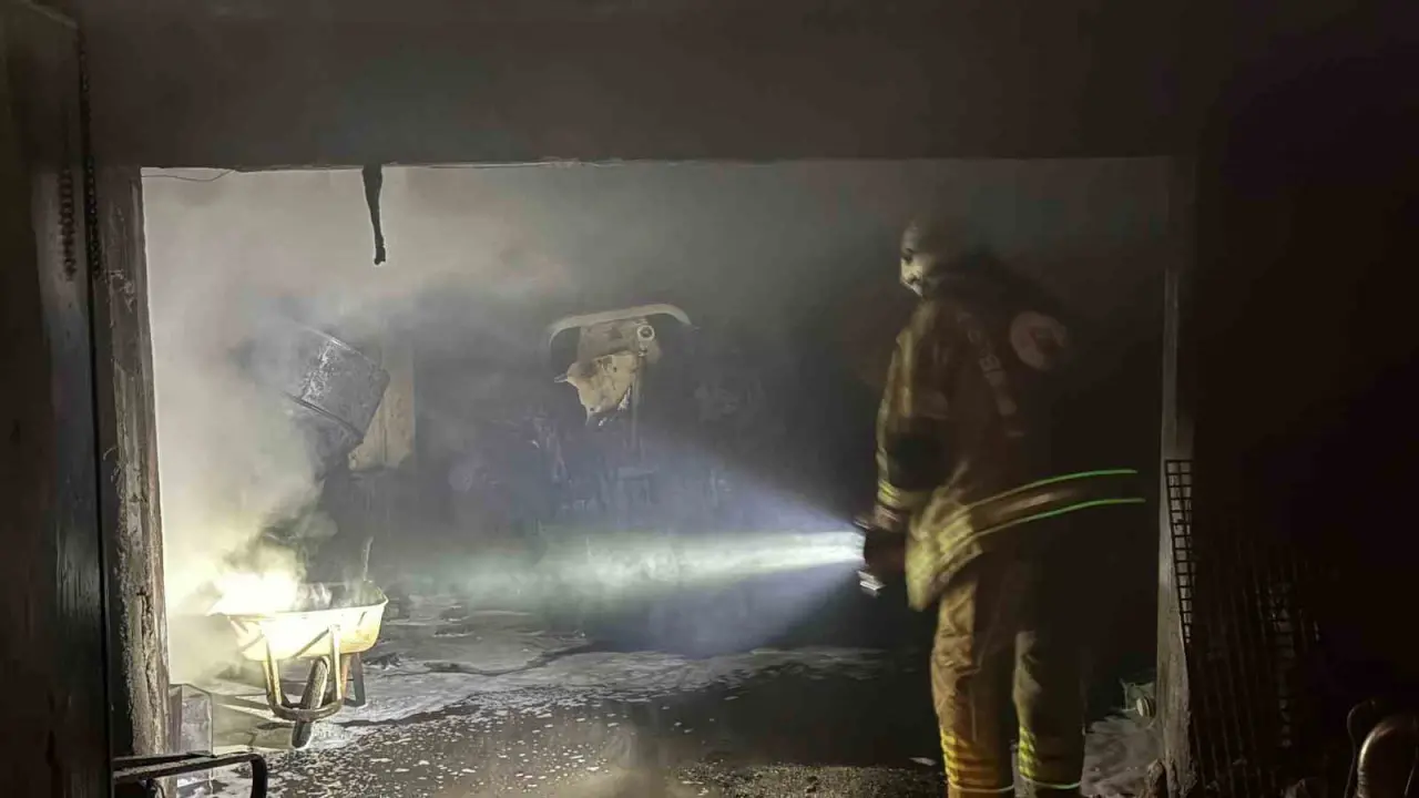 İznik’te akşam saatlerinde panik: Ardiye alev alev yandı! 1