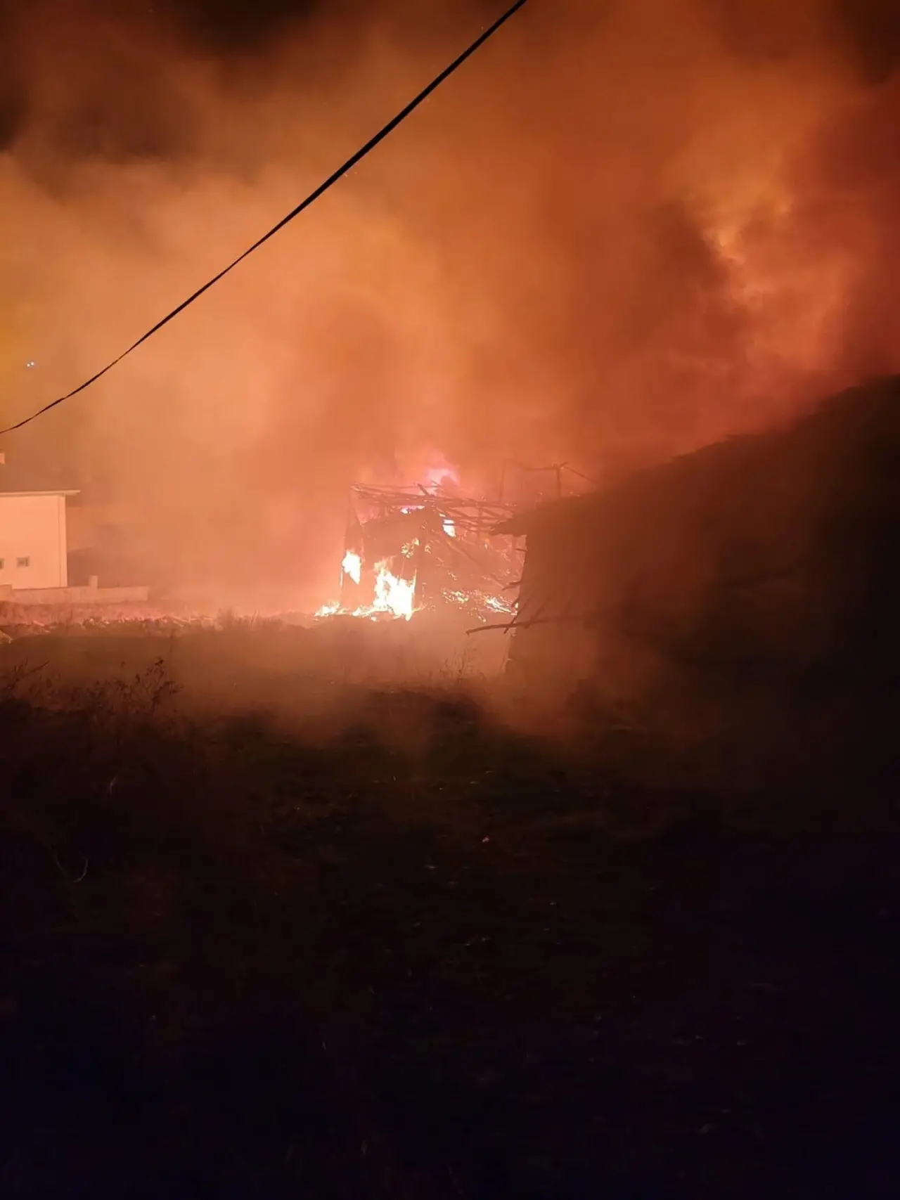 Alevler sadece samanı değil, evi de yuttu! 1