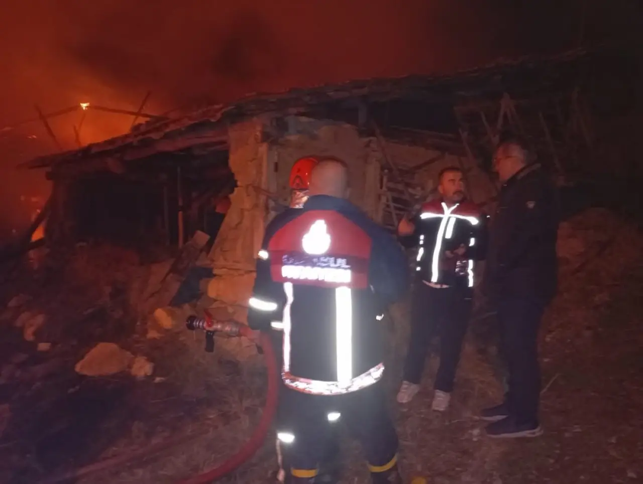 Alevler sadece samanı değil, evi de yuttu! 4