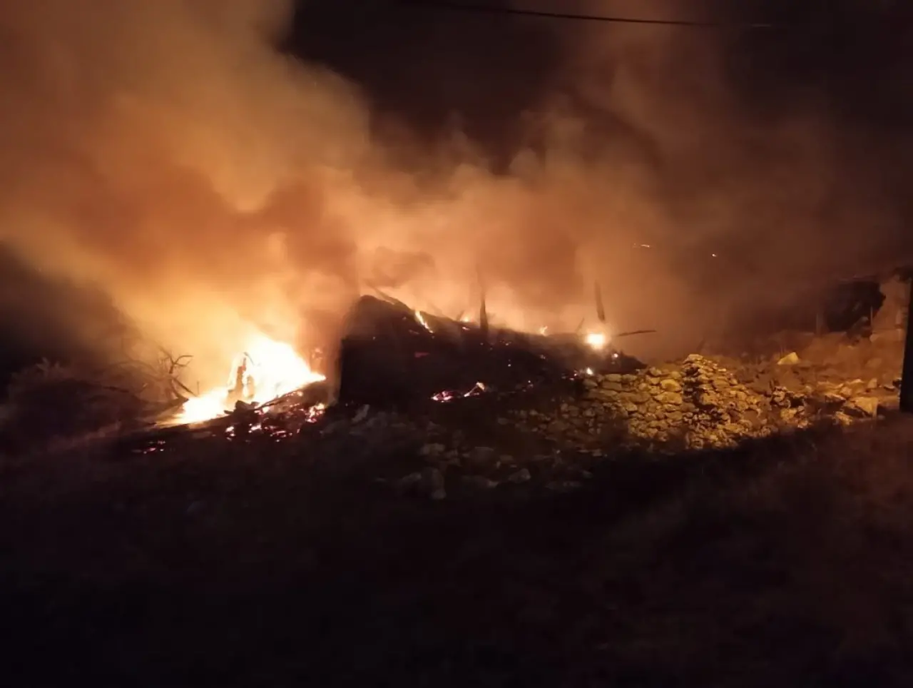 Alevler sadece samanı değil, evi de yuttu! 2