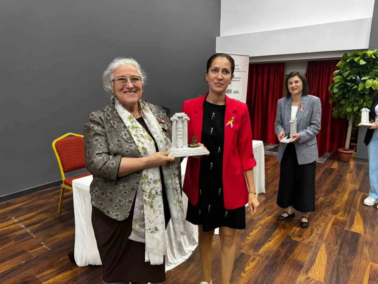 Didim’de günün anlam ve önemine yaraşır güçlü ses: Şiddete karşı birlik mesajı! 3