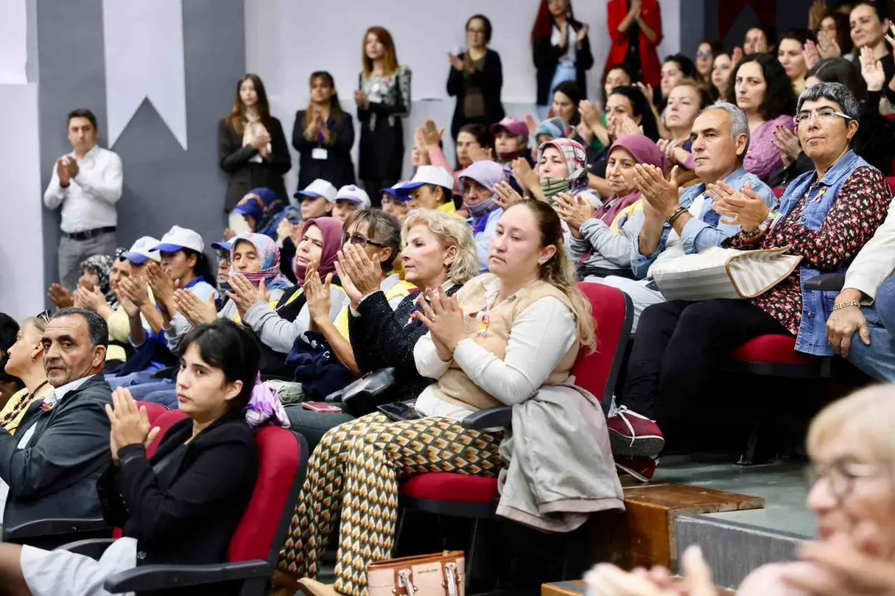 Didim’de günün anlam ve önemine yaraşır güçlü ses: Şiddete karşı birlik mesajı! 5