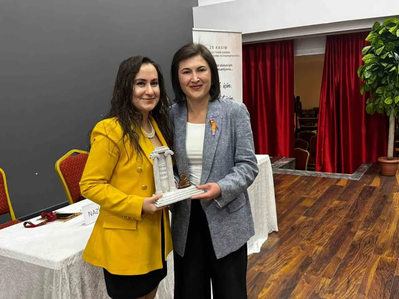 Didim’de günün anlam ve önemine yaraşır güçlü ses: Şiddete karşı birlik mesajı! 4