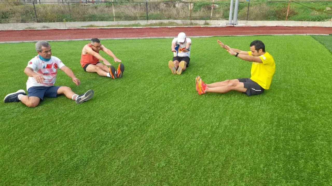 53 yaşında, artçılar altında antrenman… Türkiye rekoru için koşuyor! 1