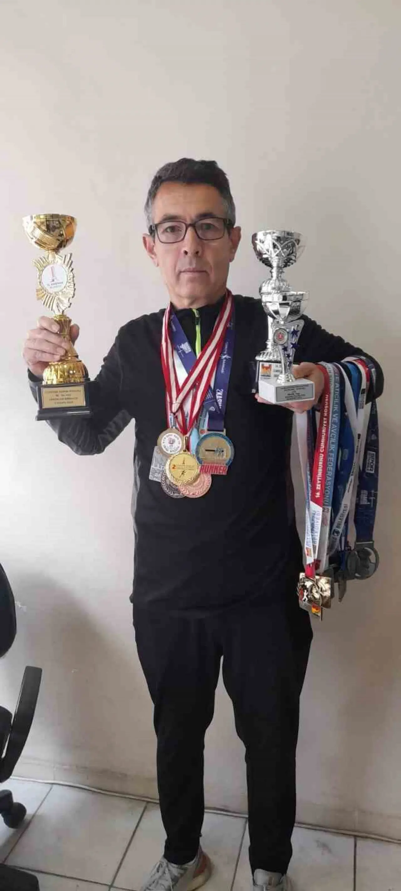 53 yaşında, artçılar altında antrenman… Türkiye rekoru için koşuyor! 3