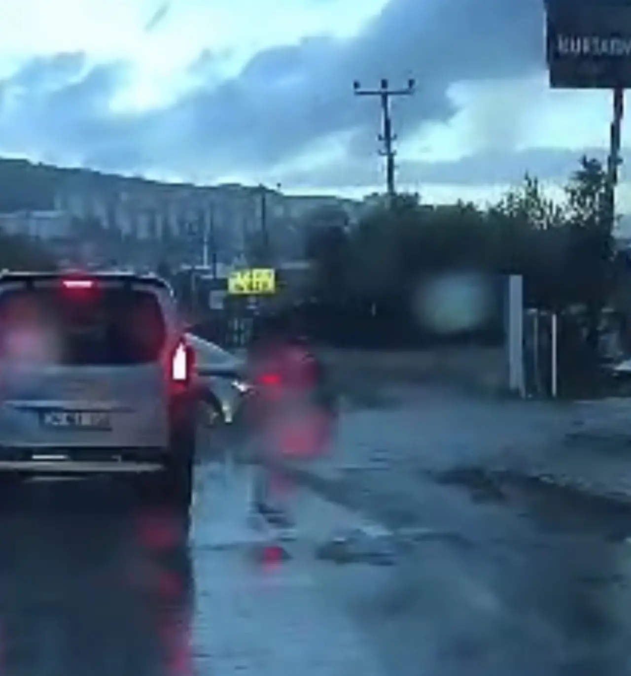 Emniyet şeridindeki motosiklet otomobile çarptı: 30 metre uçtular! 1