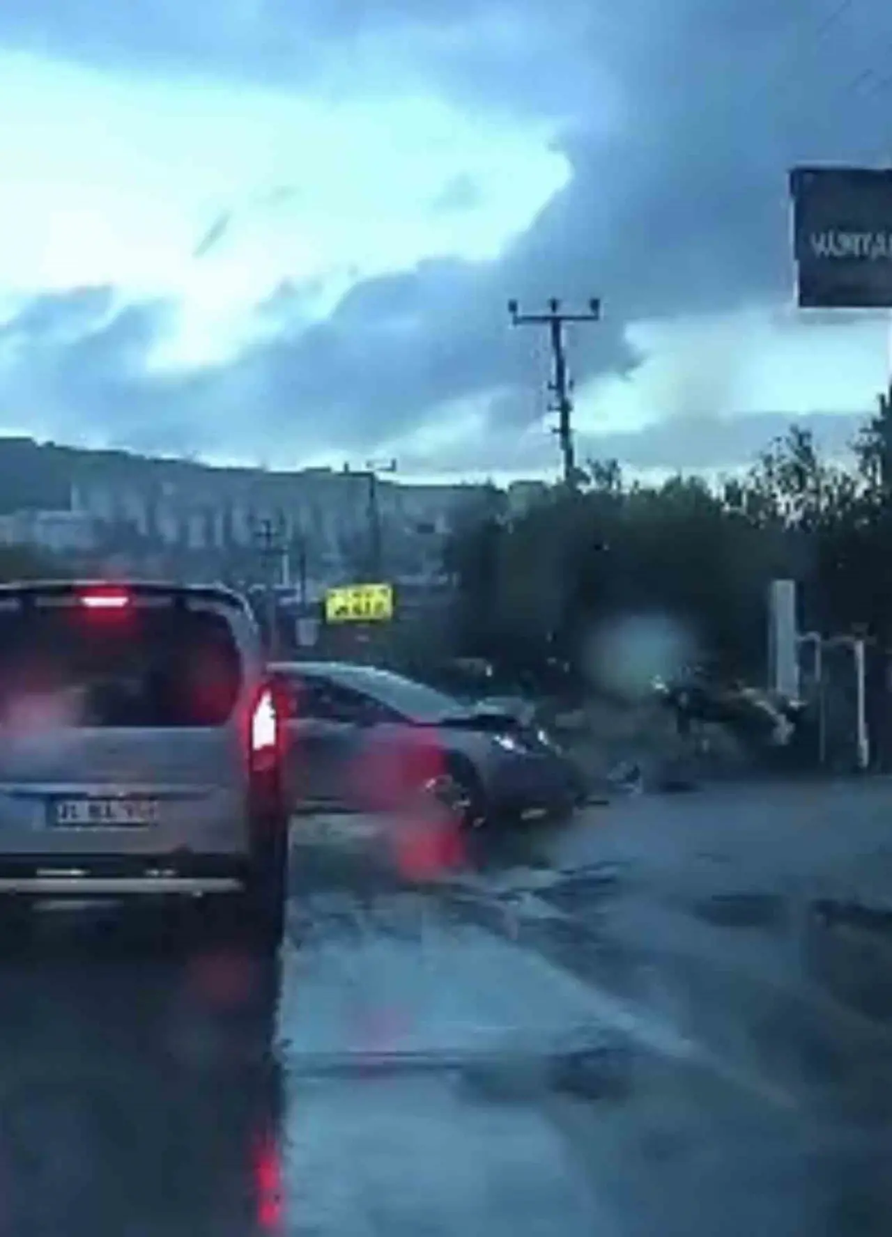 Emniyet şeridindeki motosiklet otomobile çarptı: 30 metre uçtular! 2