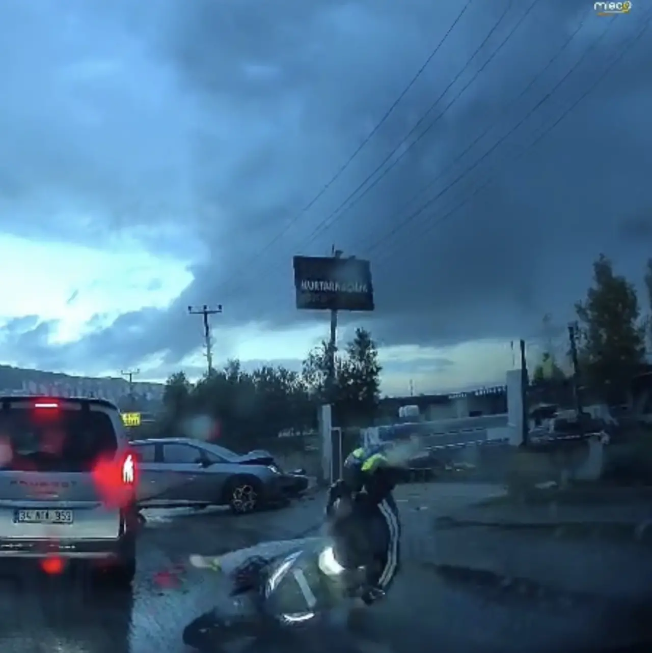 Emniyet şeridindeki motosiklet otomobile çarptı: 30 metre uçtular! 3