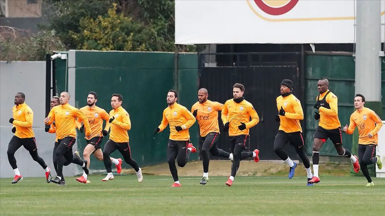 Galatasaray’da derbi alarmı: Temponun yükseldiği antrenmandan dikkat çeken görüntüler... 1