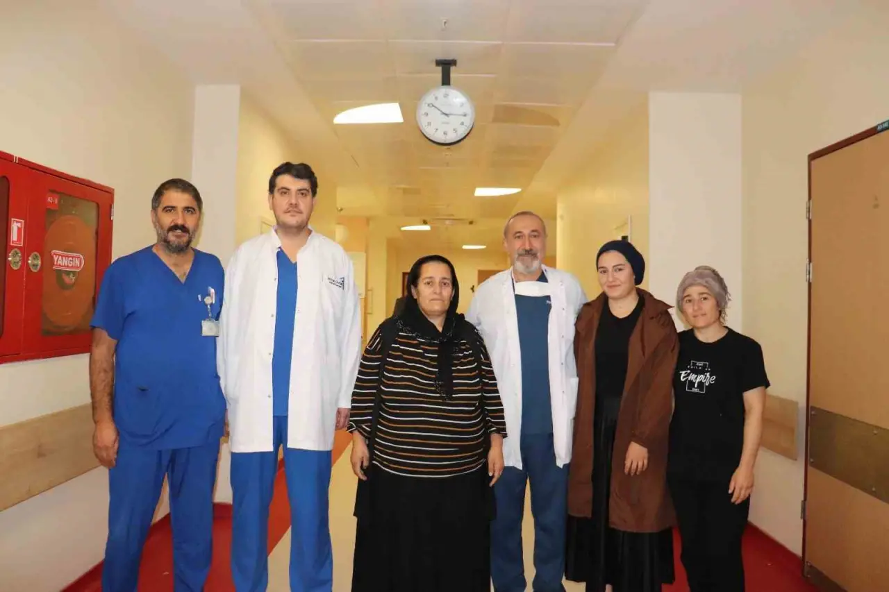 Doktorlar bile şaşırdı: Karnından çıkan ağırlık görenleri hayrete düşürdü 2
