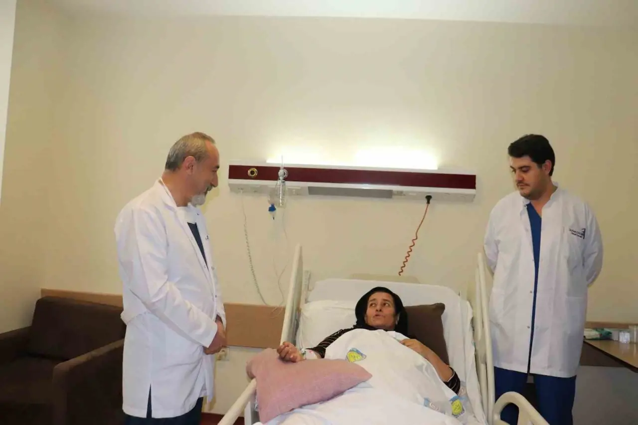 Doktorlar bile şaşırdı: Karnından çıkan ağırlık görenleri hayrete düşürdü 1