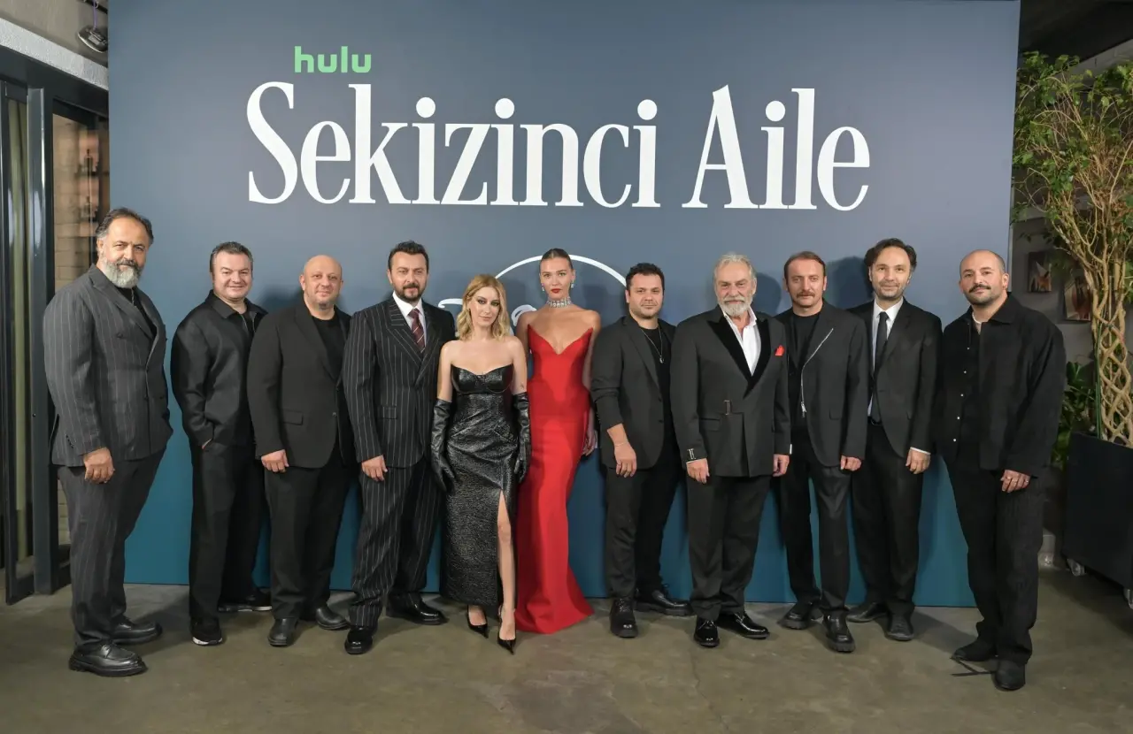 'Sekizinci Aile' galası karıştı... Hazal Kaya geri adım atmadı, Melisa Döngel de vazgeçmedi! 1