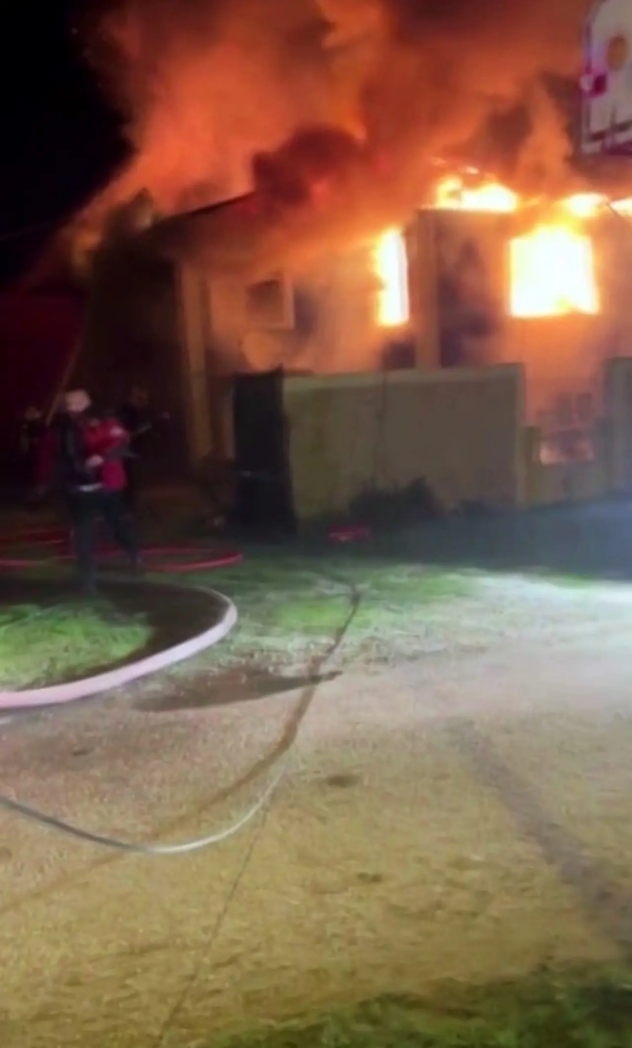 İki katlı ev alev topuna döndü! Göz göre göre yandı... 1