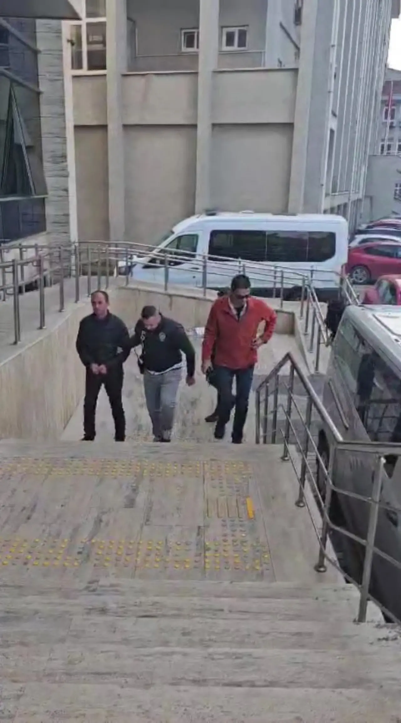 İlişki vaadiyle kandırdılar, kredi kartlarını boşalttılar! 3