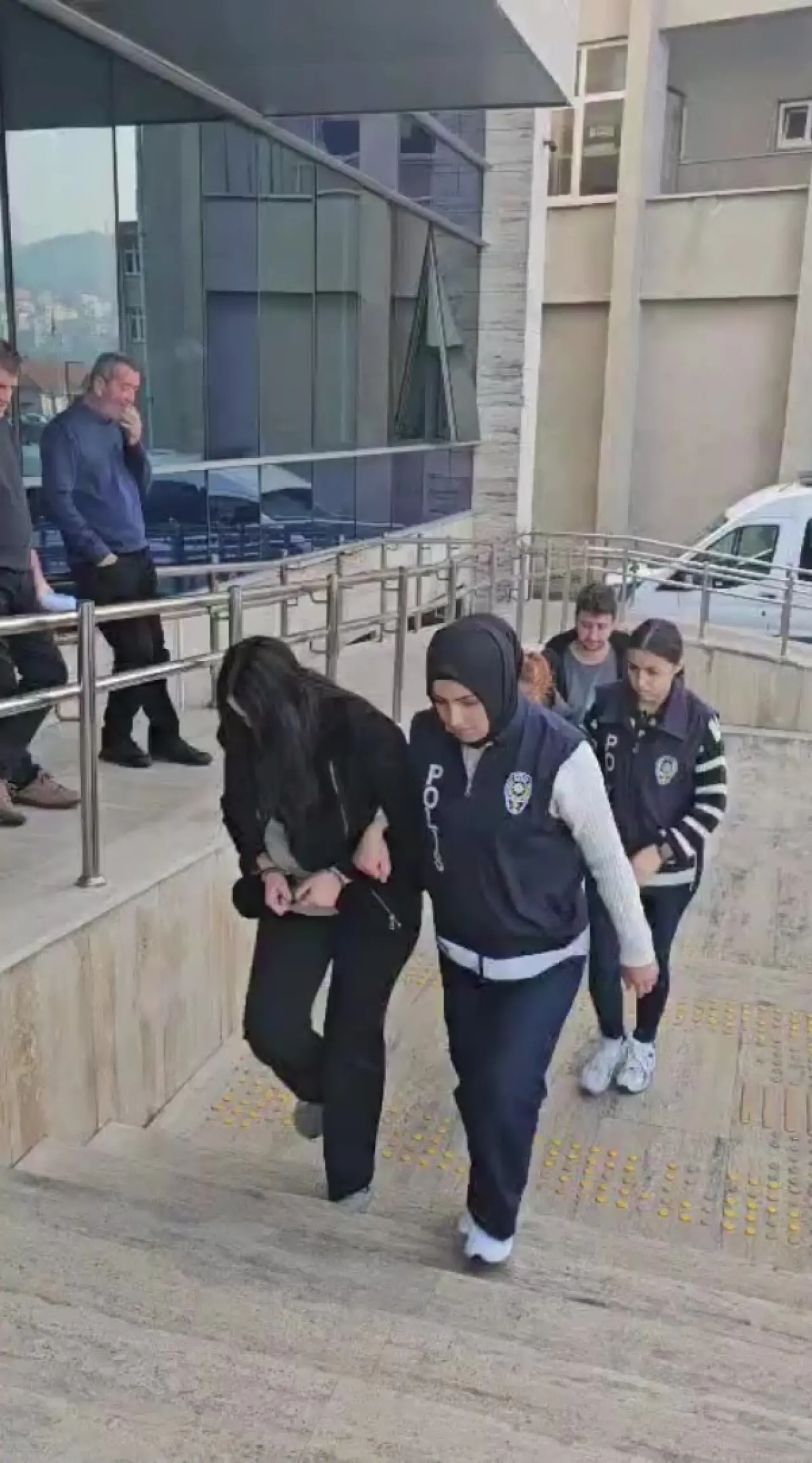 İlişki vaadiyle kandırdılar, kredi kartlarını boşalttılar! 2