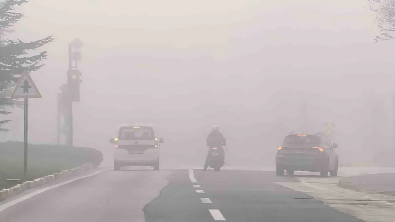 İnegöl’de göz gözü görmedi: Yoğun sis hayatı felç etti! 2