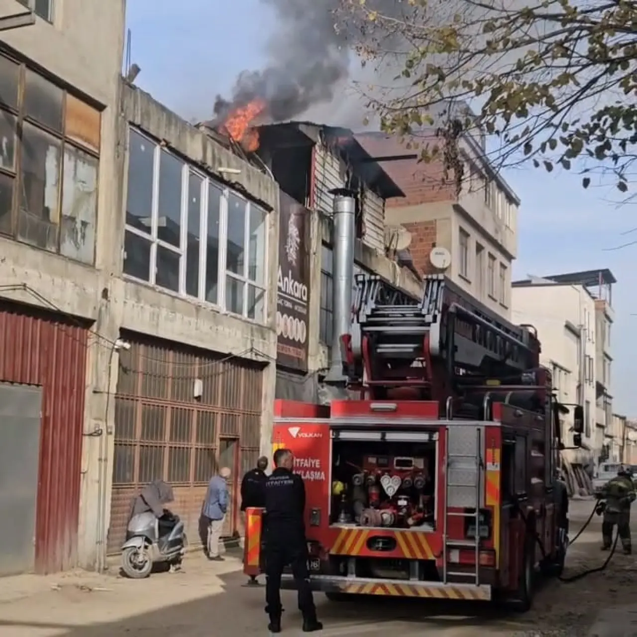İnegöl’de üretim tesisi alevlere teslim oldu: Çatı küle döndü! 2