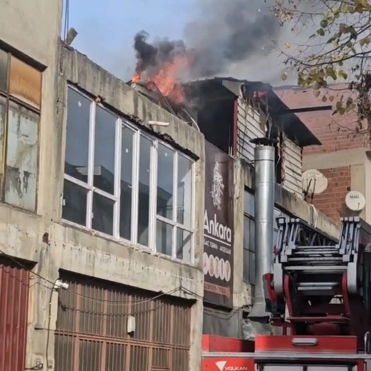 İnegöl’de üretim tesisi alevlere teslim oldu: Çatı küle döndü! 1
