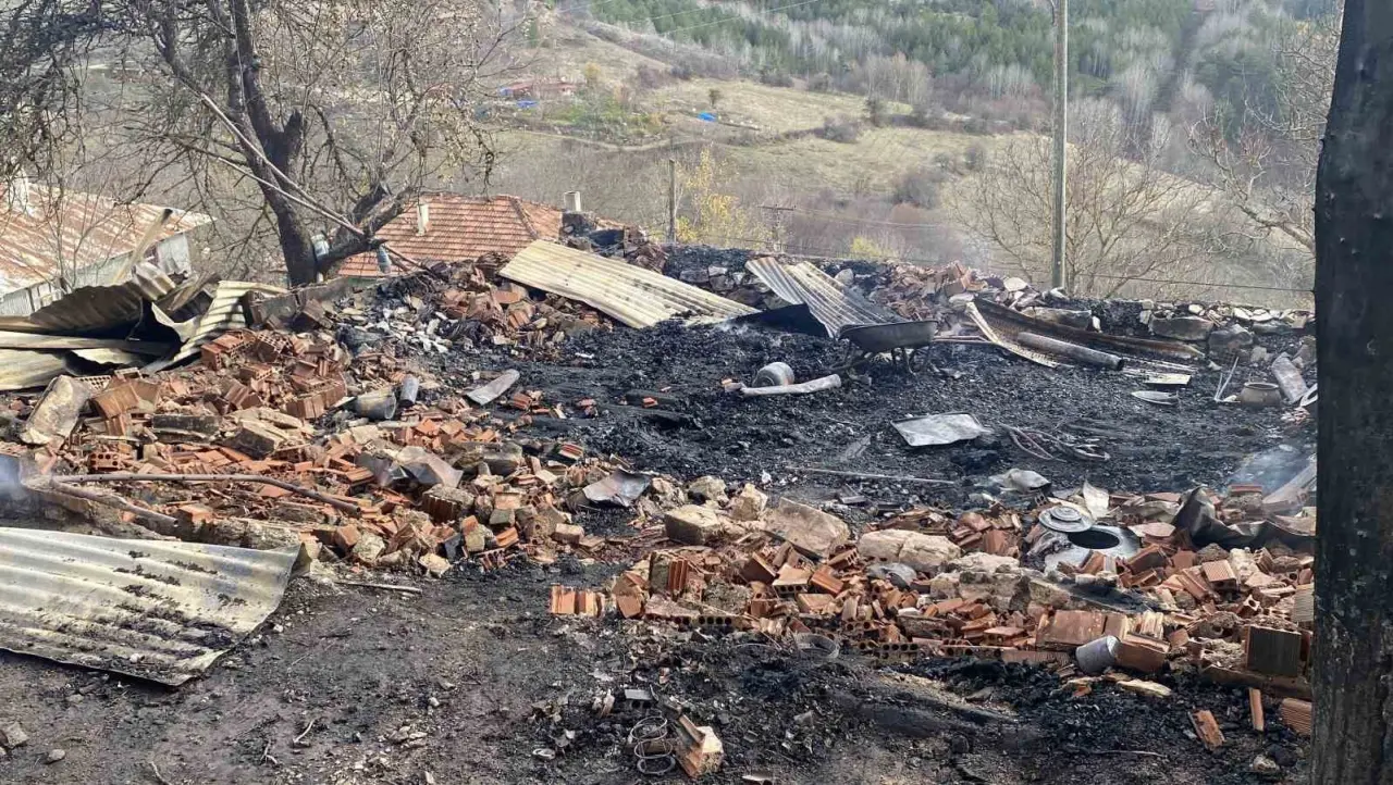 İtfaiye yetişemedi! Bir ev yandı, bir ömür sona erdi... 4