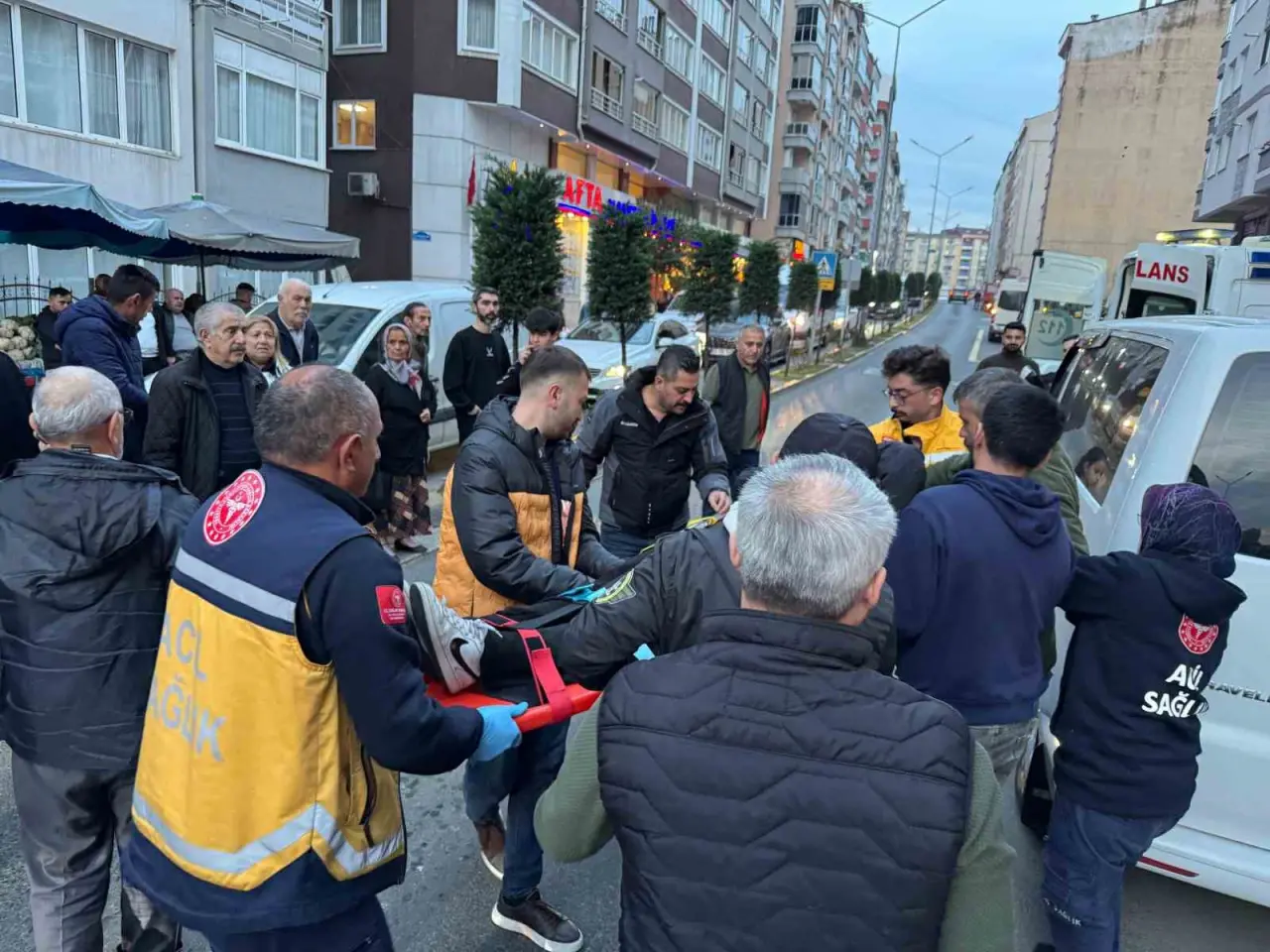 Kapı açıldı, kaza geldi! Motosiklet sürücüsü yola savruldu 1