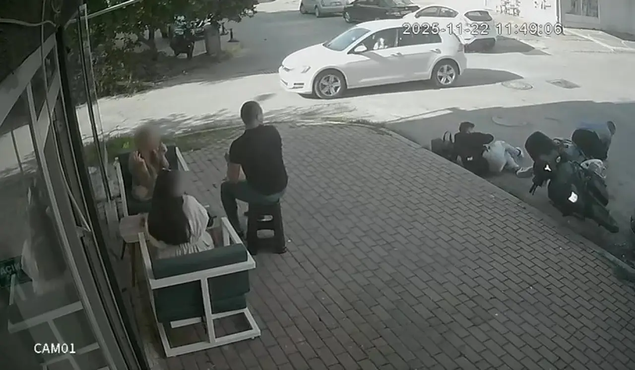 Saniyelerle ölüm arasında: Motosiklet devrildi, genç kaldırımdan son anda sıyrıldı! 1