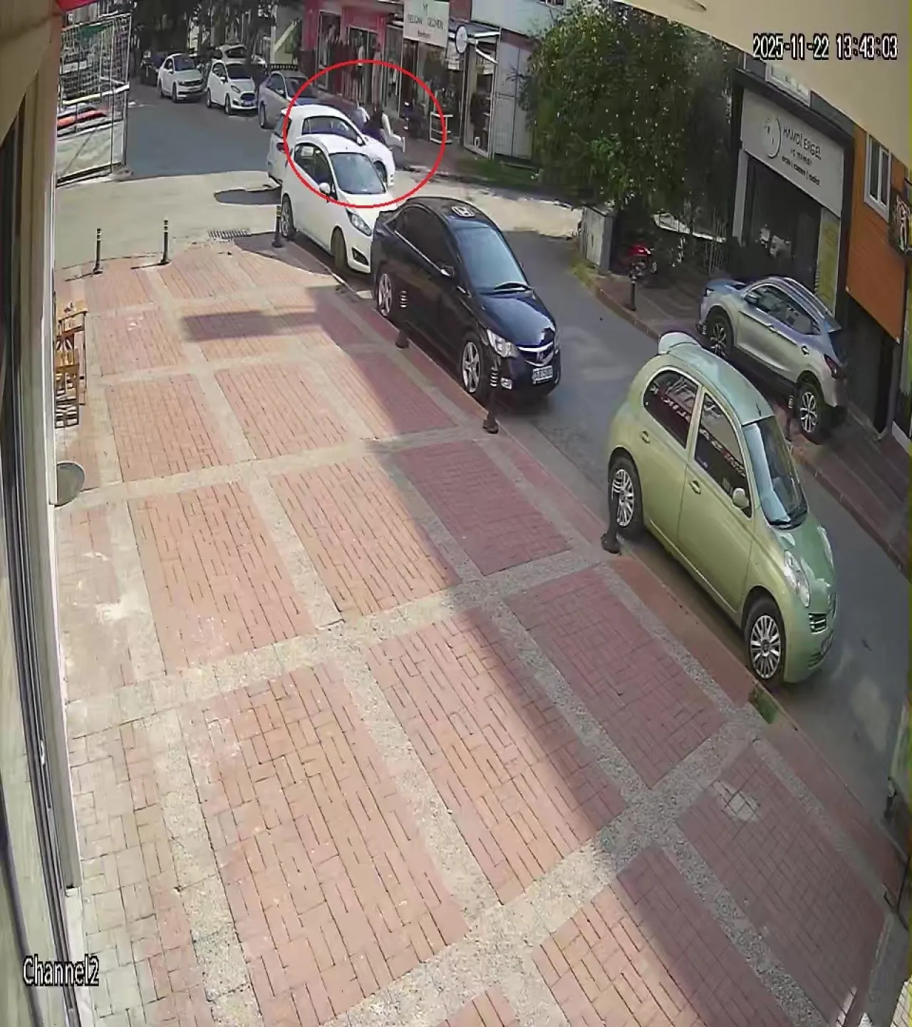 Saniyelerle ölüm arasında: Motosiklet devrildi, genç kaldırımdan son anda sıyrıldı! 5