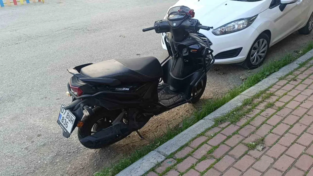 Saniyelerle ölüm arasında: Motosiklet devrildi, genç kaldırımdan son anda sıyrıldı! 2