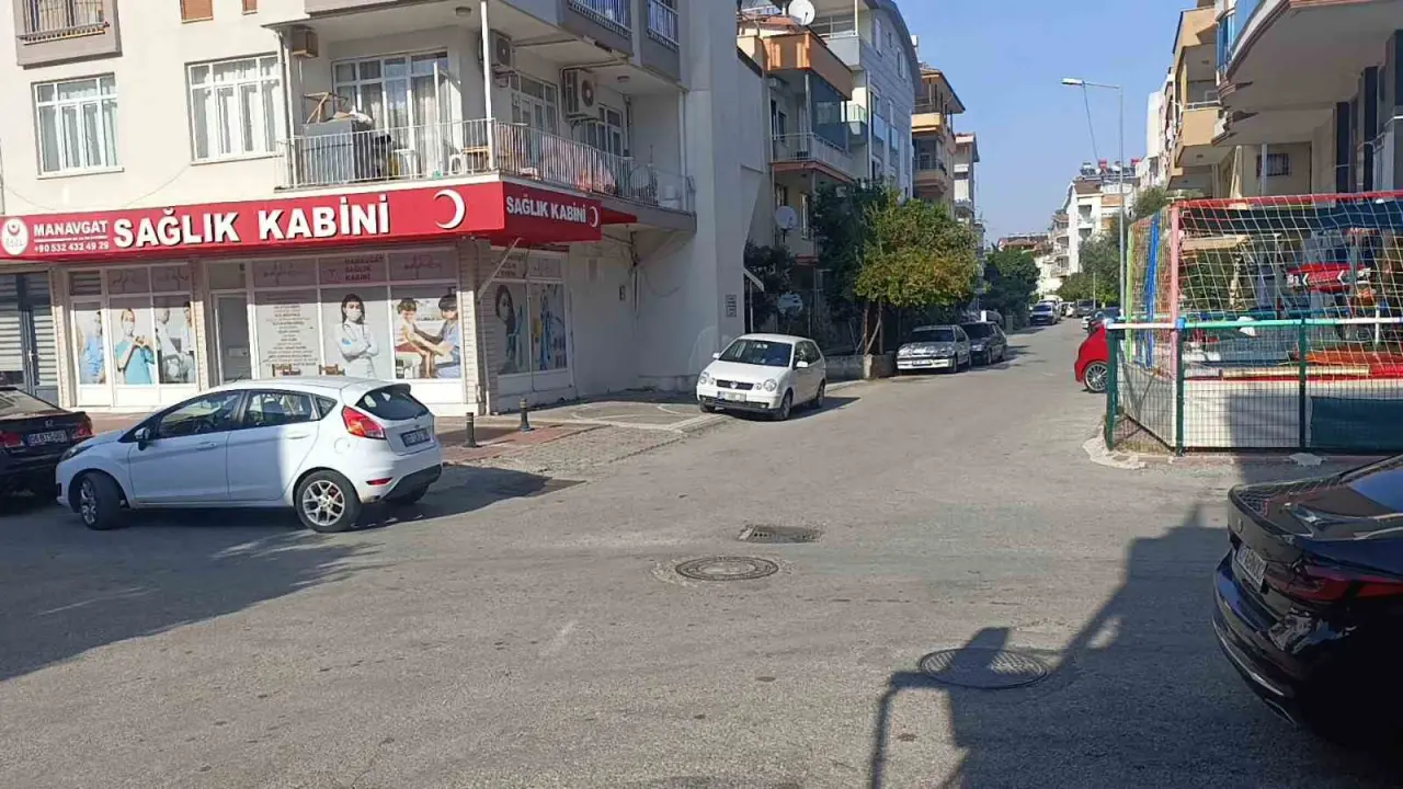 Saniyelerle ölüm arasında: Motosiklet devrildi, genç kaldırımdan son anda sıyrıldı! 3