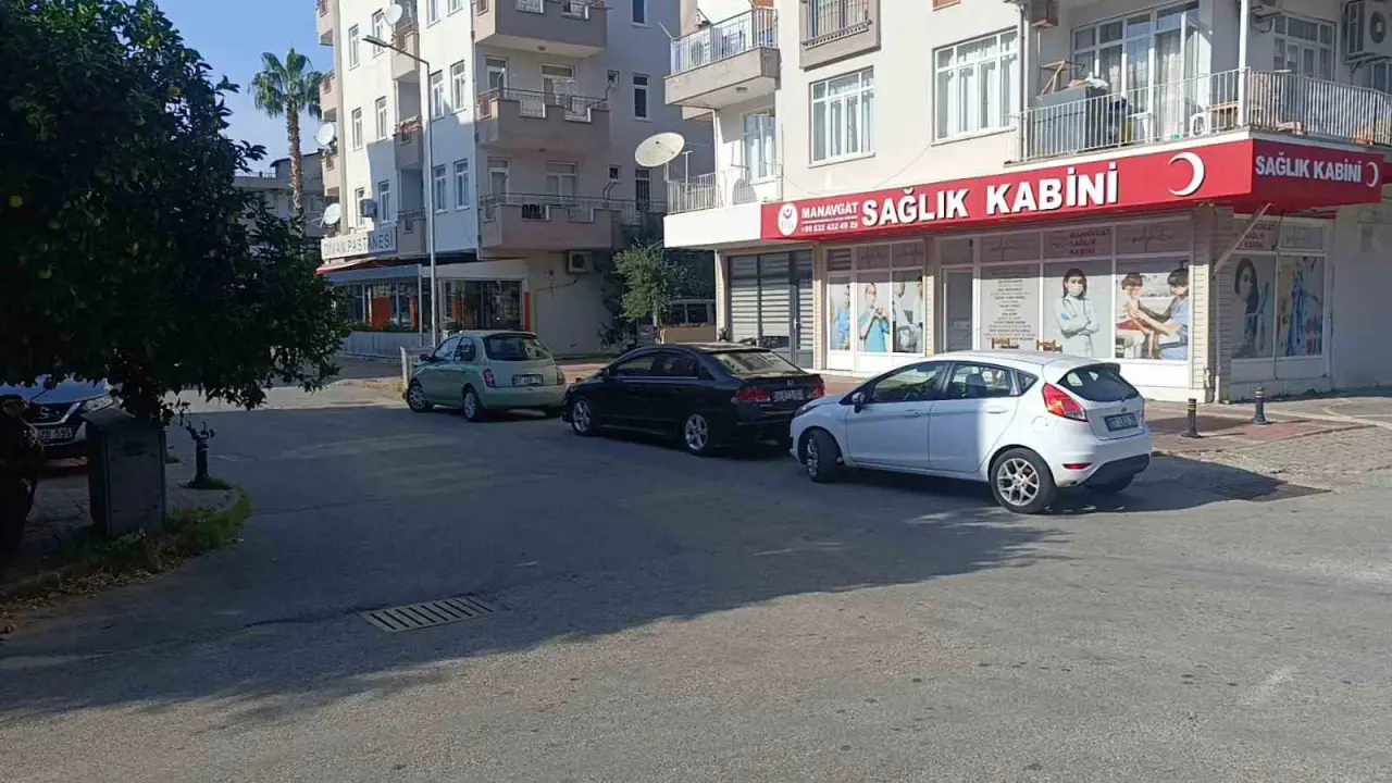 Saniyelerle ölüm arasında: Motosiklet devrildi, genç kaldırımdan son anda sıyrıldı! 4