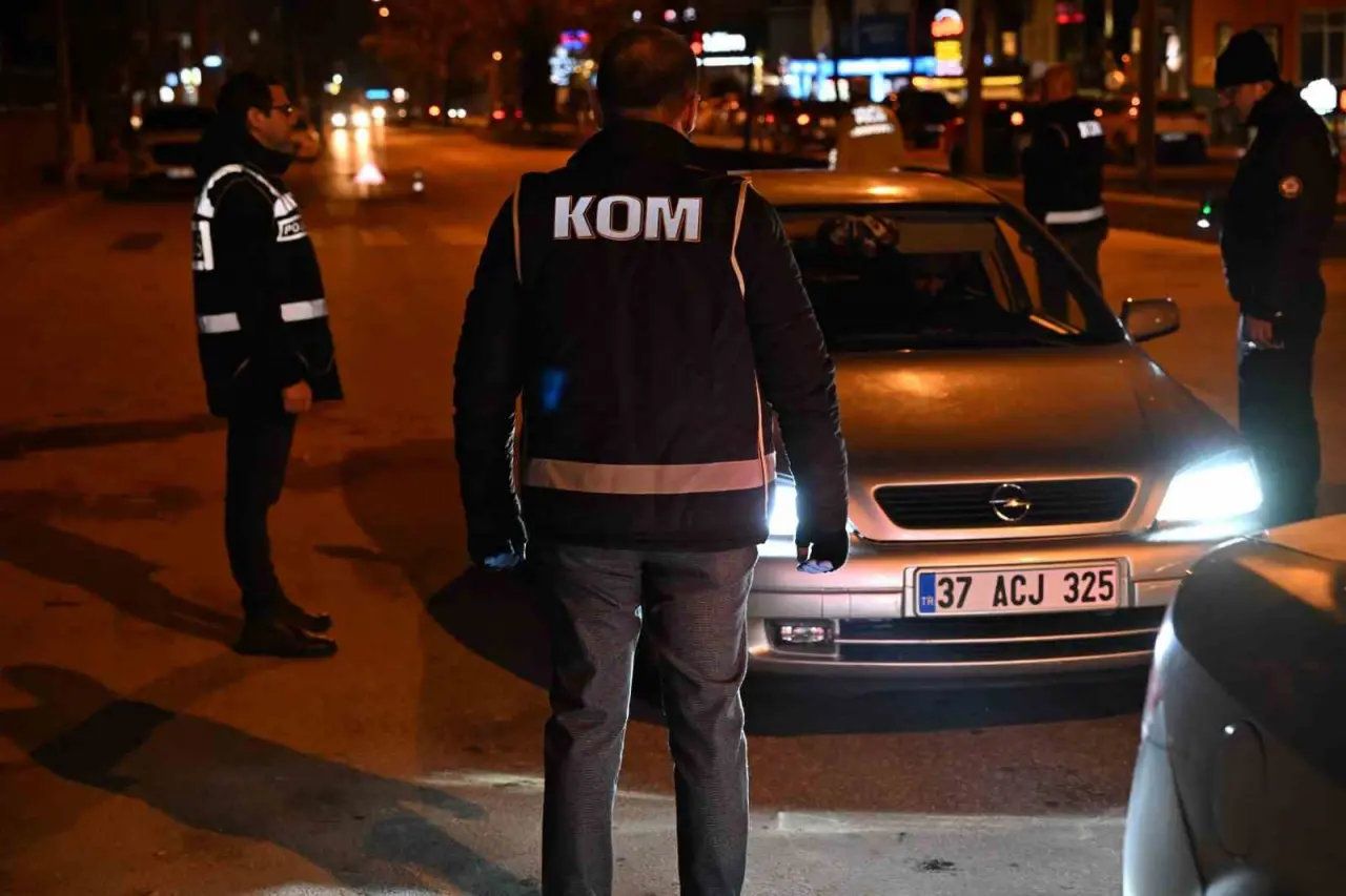 Gece yarısı güvenlik kuşatması: Kastamonu'da 37 ekip sahaya indi! 1