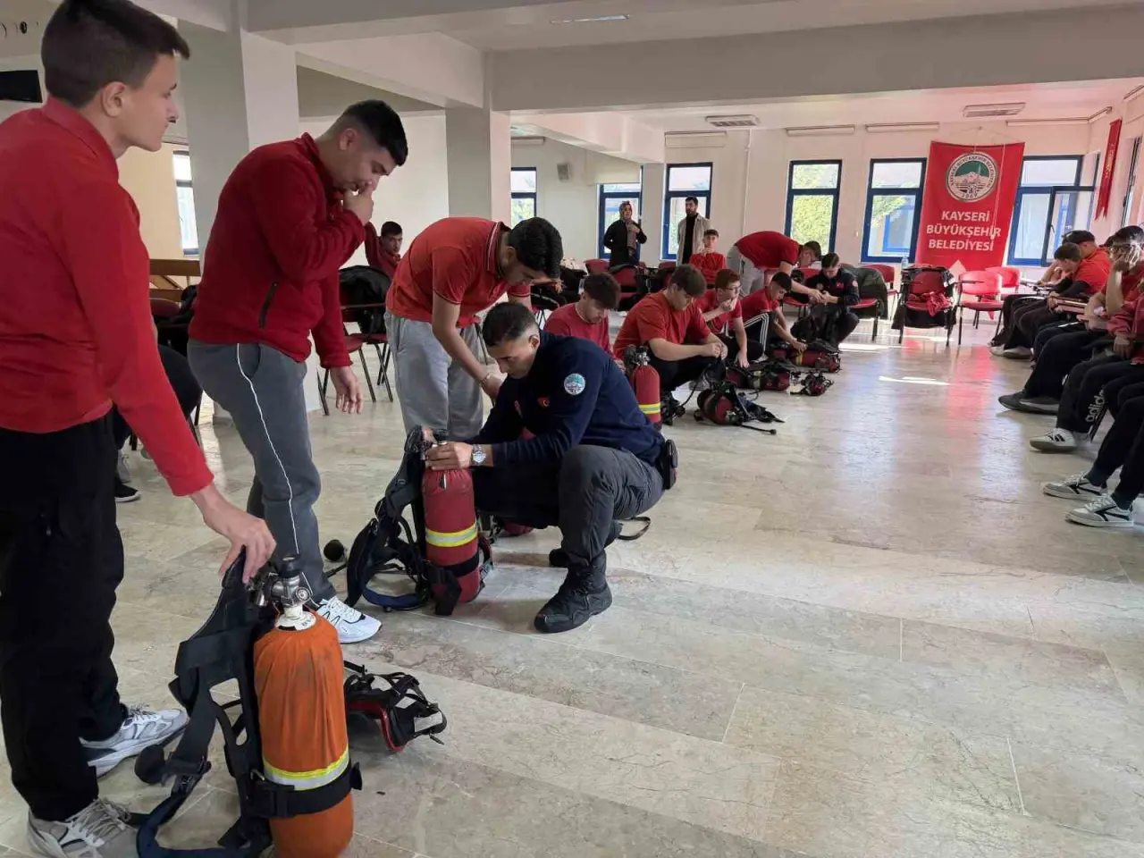 Kayseri’de itfaiyeci adaylarına gerçek eğitim deneyimi: 51 öğrenci sahada! 1
