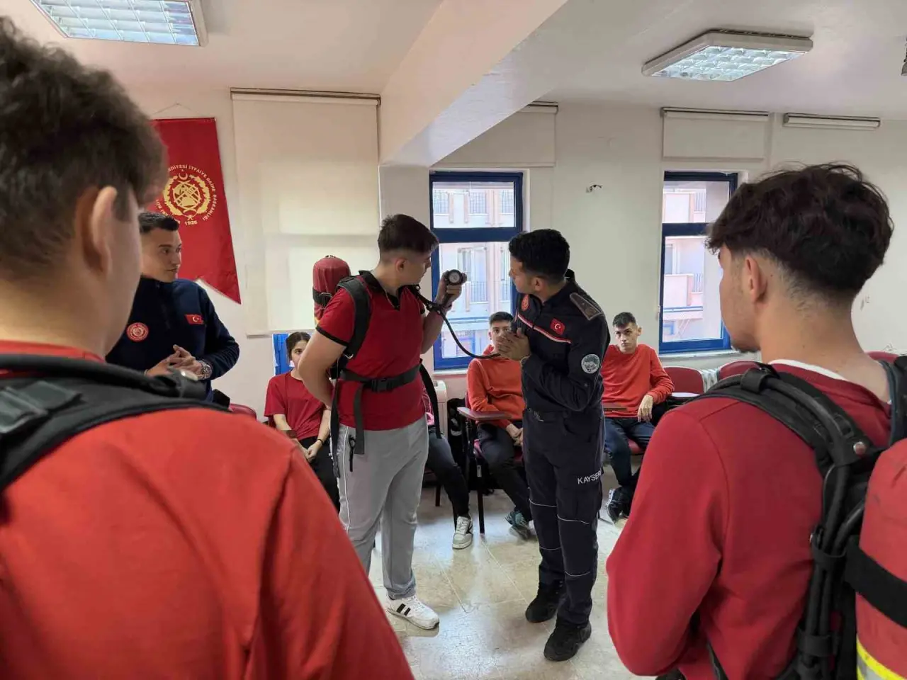 Kayseri’de itfaiyeci adaylarına gerçek eğitim deneyimi: 51 öğrenci sahada! 2