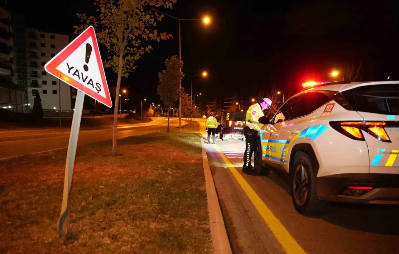 Kaza değil, mini drift şov... Giderken tabelayı da beraberinde aldı! 2