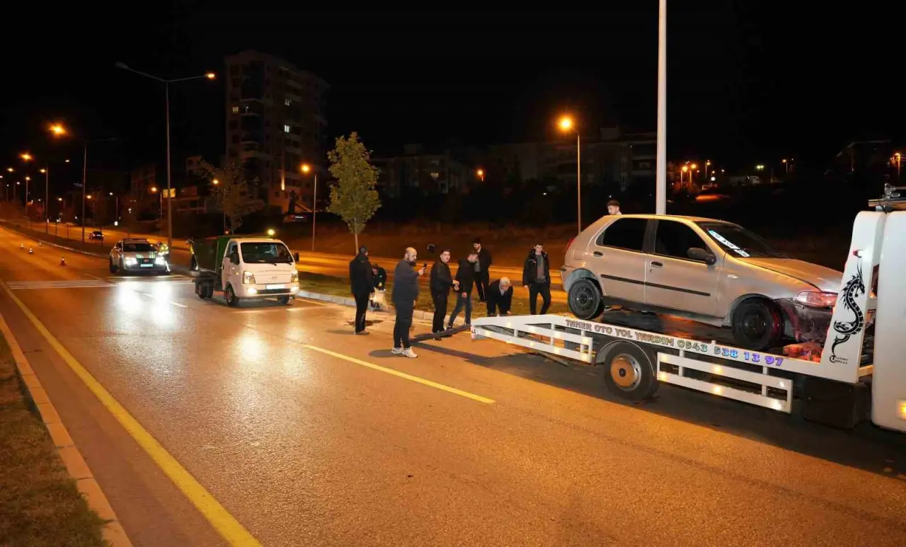 Kaza değil, mini drift şov... Giderken tabelayı da beraberinde aldı! 1