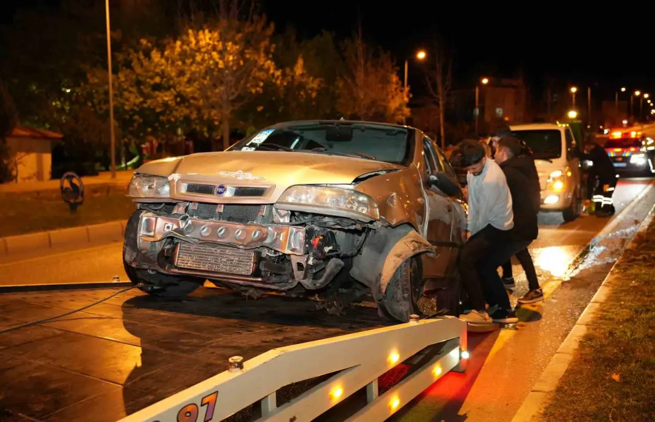 Kaza değil, mini drift şov... Giderken tabelayı da beraberinde aldı! 3