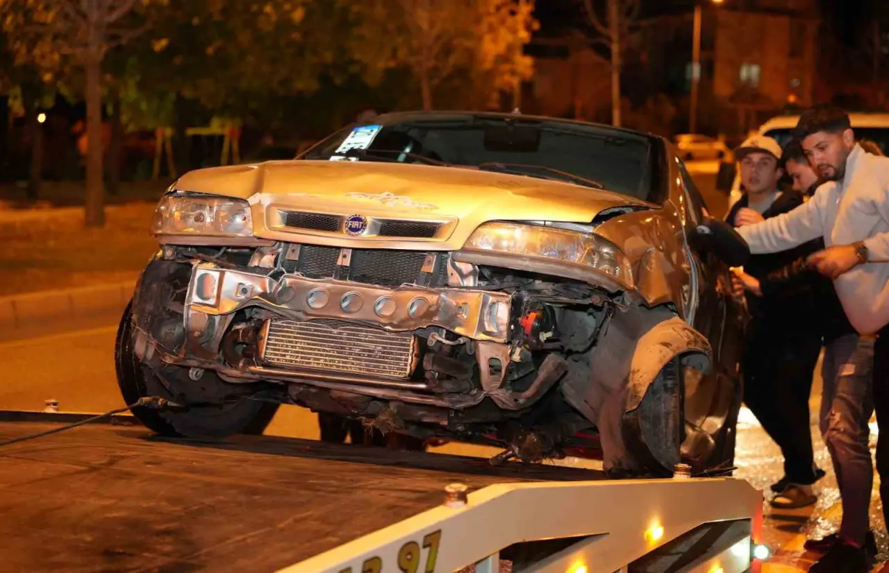 Kaza değil, mini drift şov... Giderken tabelayı da beraberinde aldı! 4