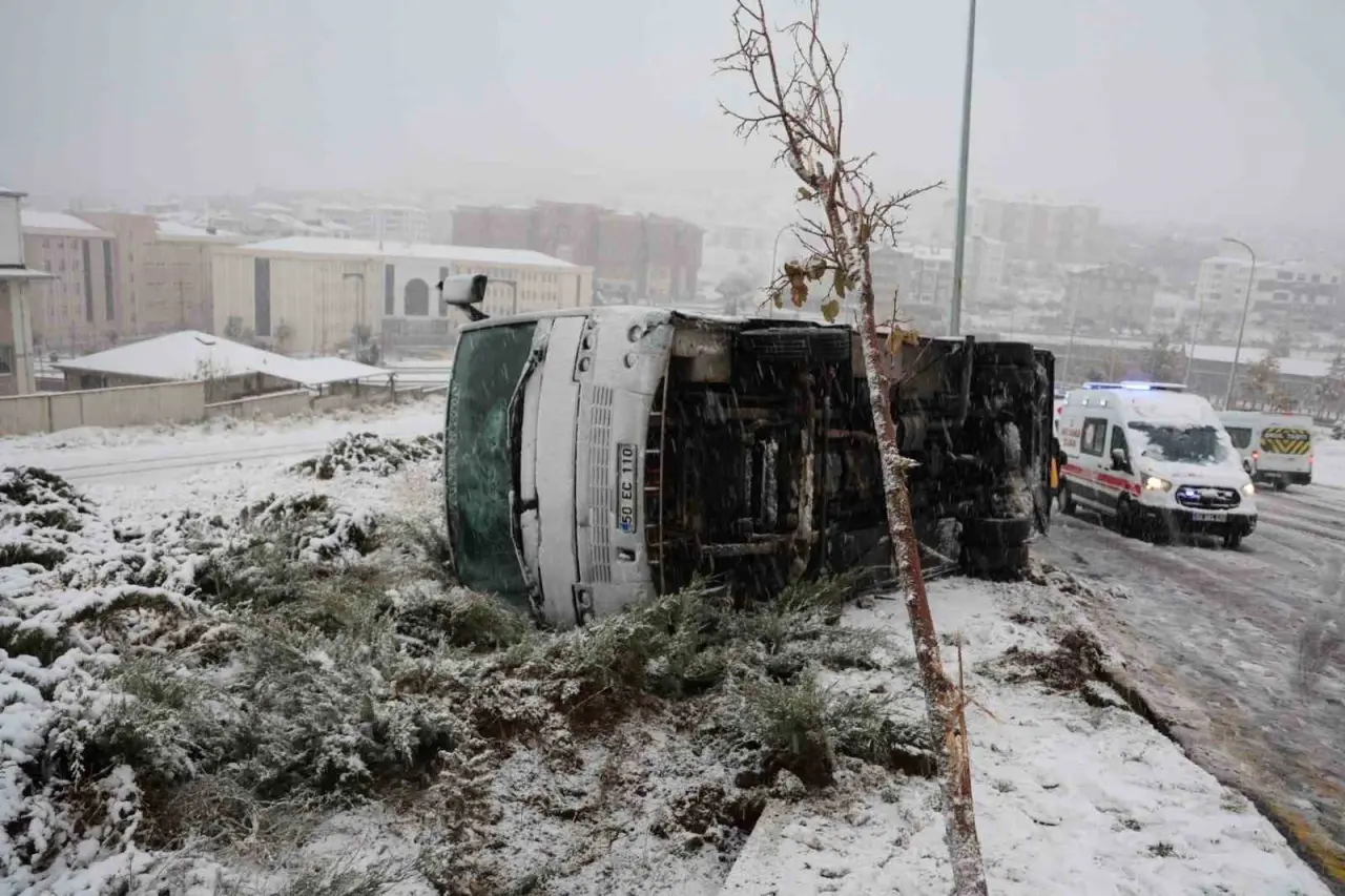 Şemsiye altında yardım bekledi: Ekipler seferber oldu... 1