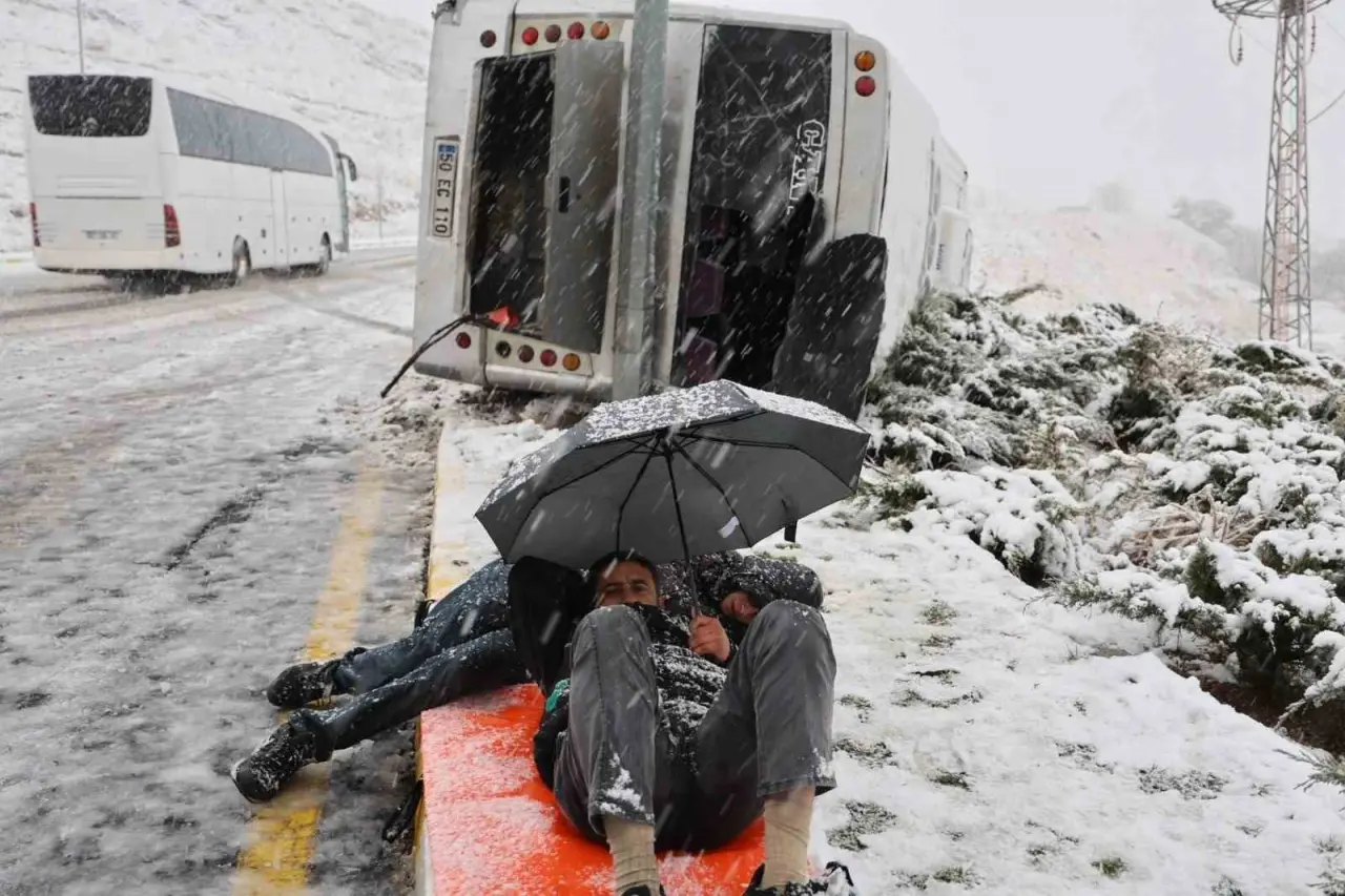 Şemsiye altında yardım bekledi: Ekipler seferber oldu... 4