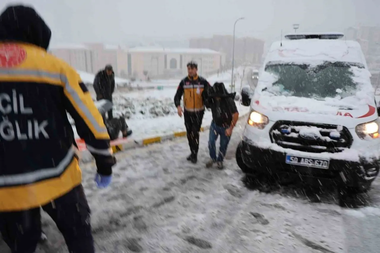 Şemsiye altında yardım bekledi: Ekipler seferber oldu... 3