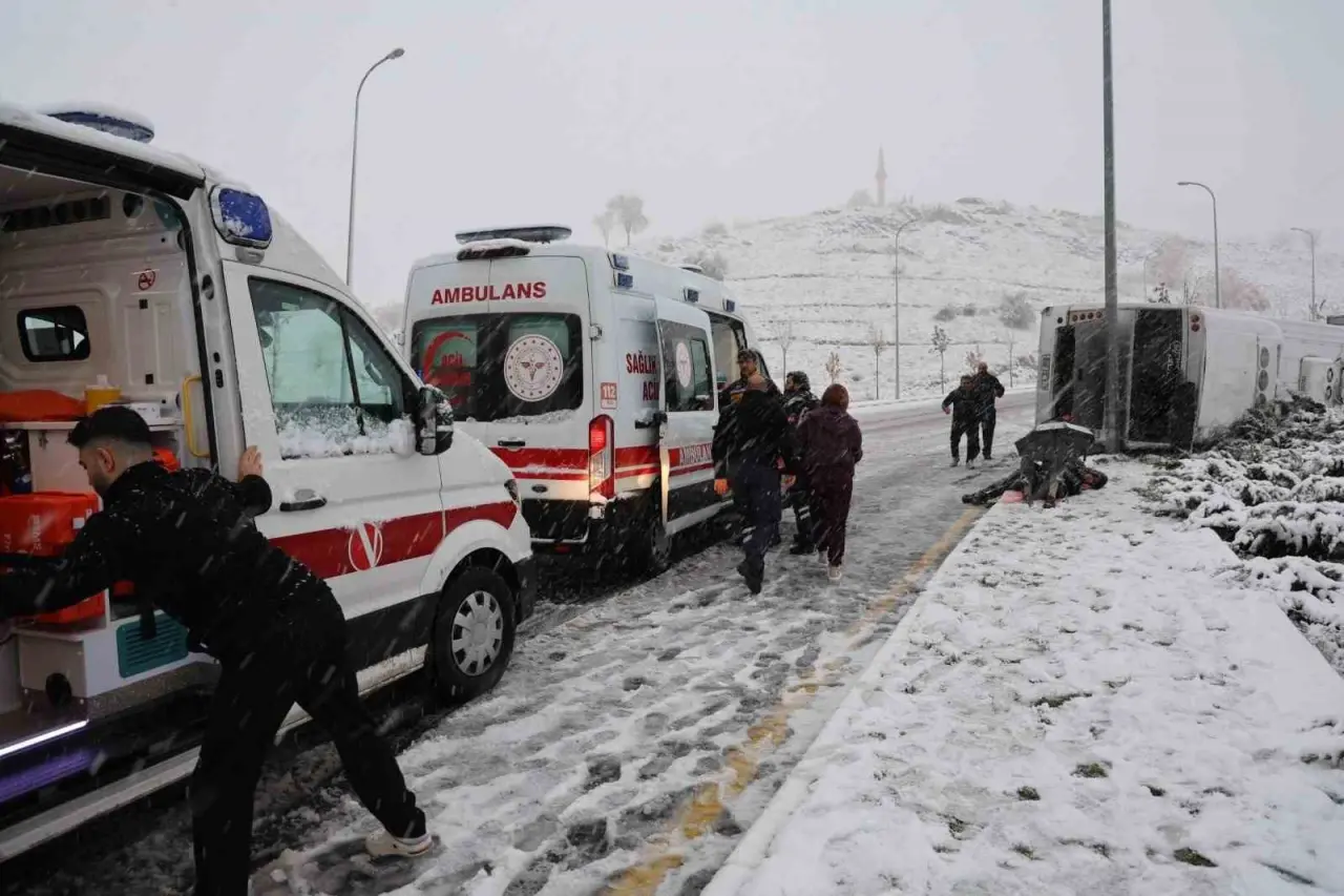 Şemsiye altında yardım bekledi: Ekipler seferber oldu... 2