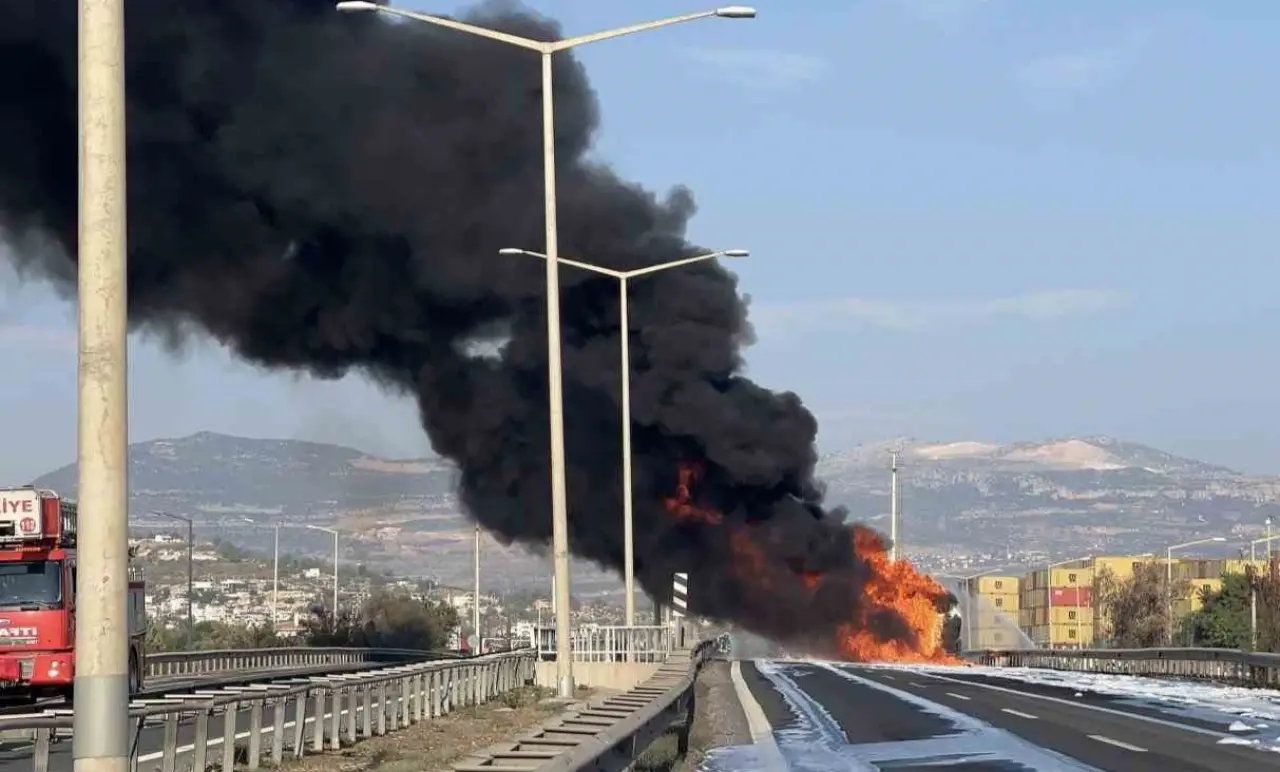 Tankerde yangın, gökyüzünde kara duman: Mersin'de korku dolu dakikalar... 2
