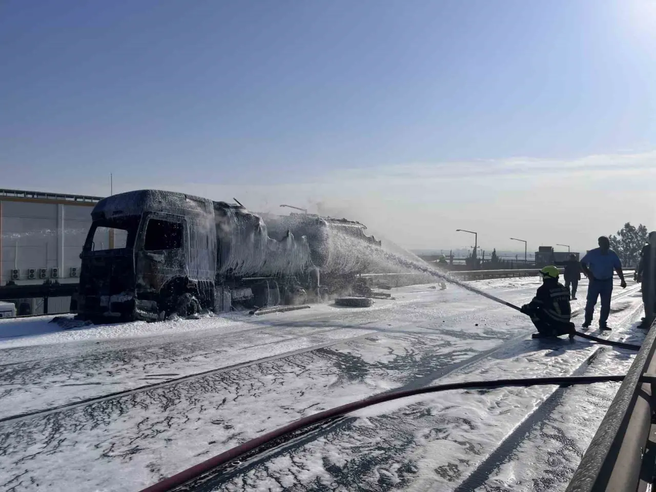 Tankerde yangın, gökyüzünde kara duman: Mersin'de korku dolu dakikalar... 4