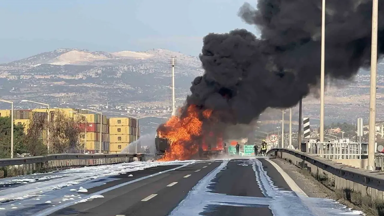 Tankerde yangın, gökyüzünde kara duman: Mersin'de korku dolu dakikalar... 1