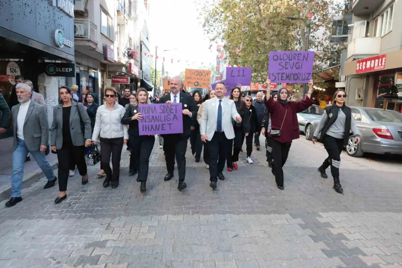 Menemen, kadına şiddete karşı tek ses oldu 1