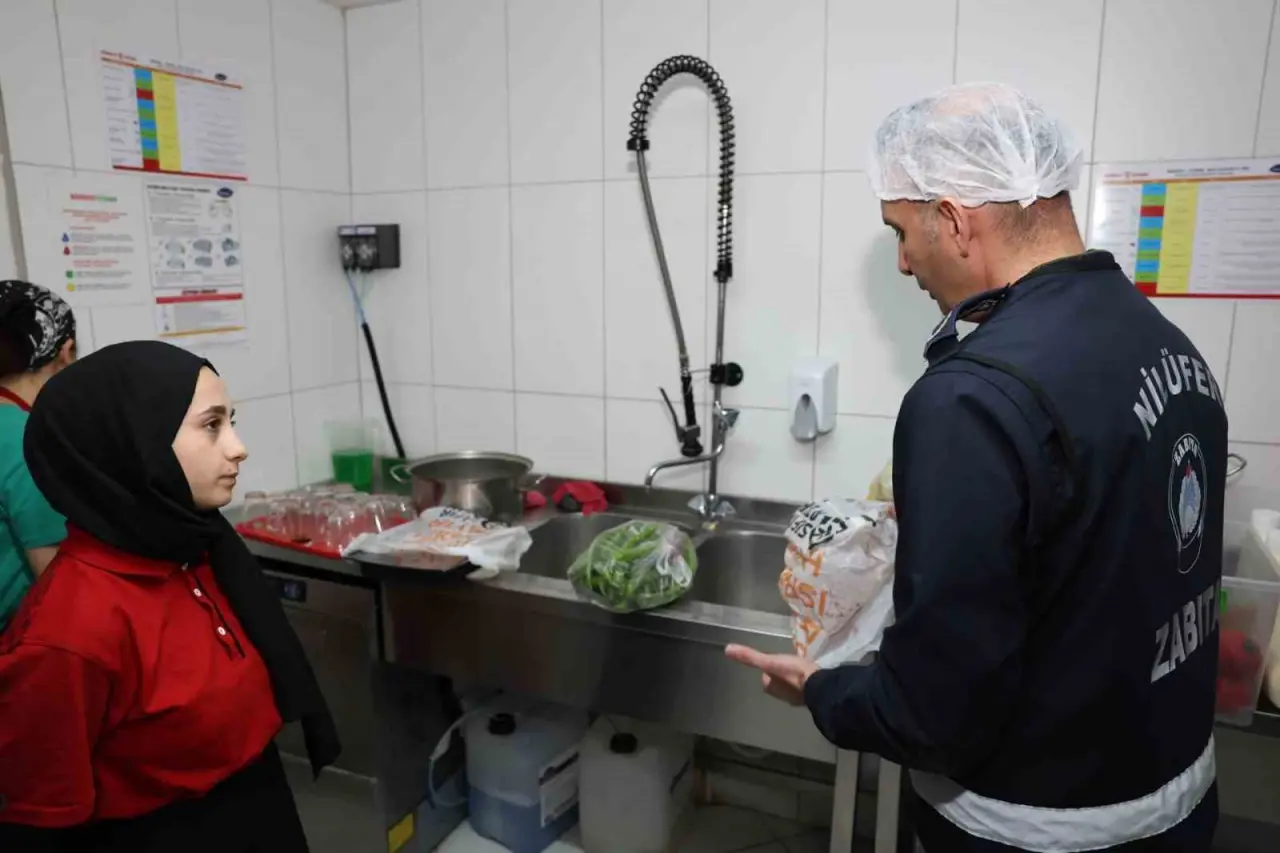 Nilüfer’de zincir restoranlara şok baskın: Hijyen ihlallerine ceza yağdı! 3