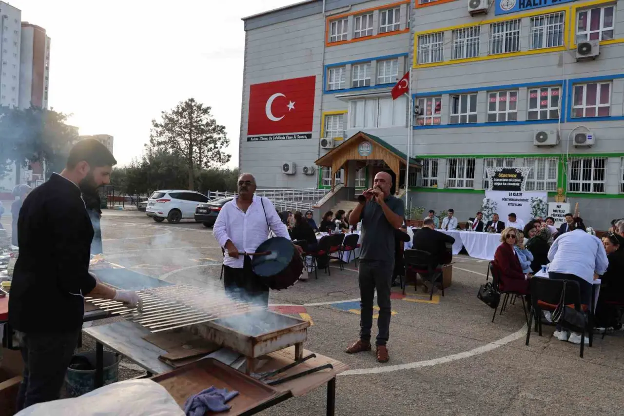 Kozan’da 24 Kasım coşkusu: Öğretmenlere davul zurnalı, mangal ateşli kutlama 1