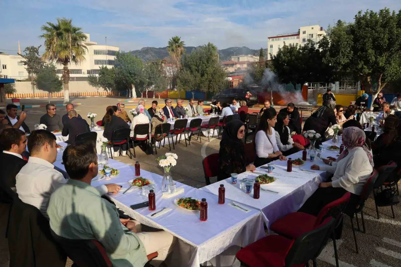 Kozan’da 24 Kasım coşkusu: Öğretmenlere davul zurnalı, mangal ateşli kutlama 4