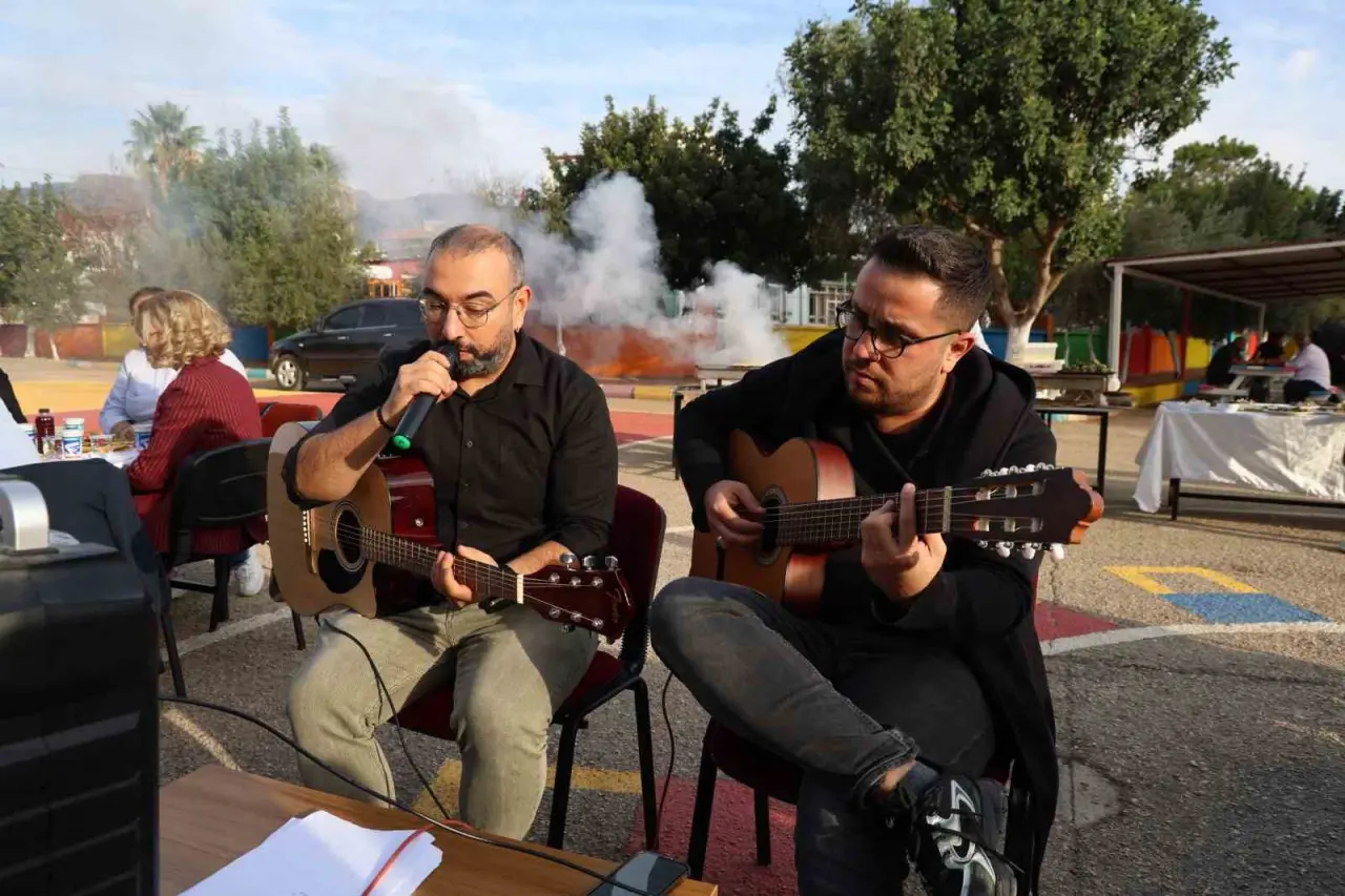 Kozan’da 24 Kasım coşkusu: Öğretmenlere davul zurnalı, mangal ateşli kutlama 3