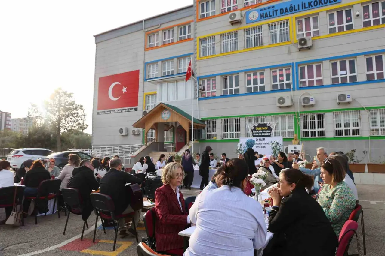 Kozan’da 24 Kasım coşkusu: Öğretmenlere davul zurnalı, mangal ateşli kutlama 5