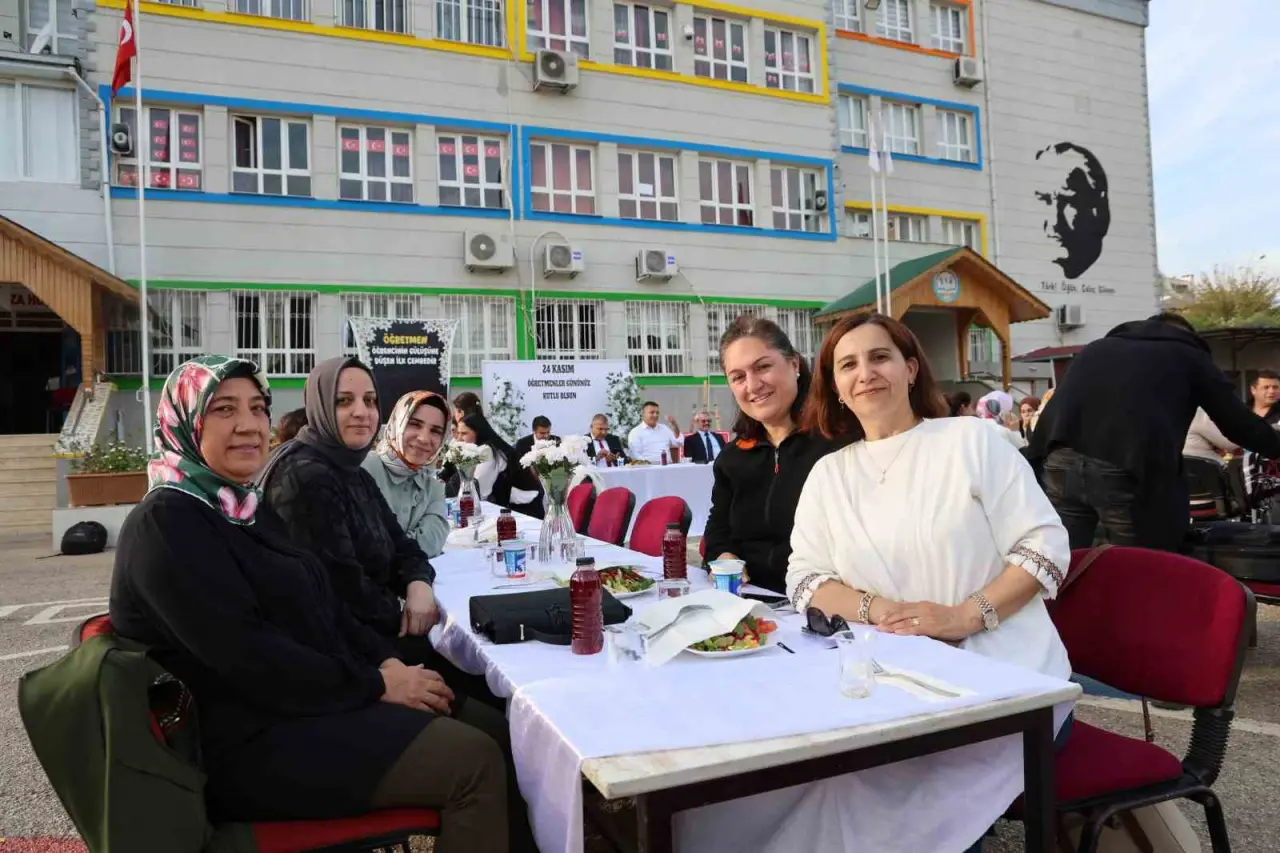 Kozan’da 24 Kasım coşkusu: Öğretmenlere davul zurnalı, mangal ateşli kutlama 2